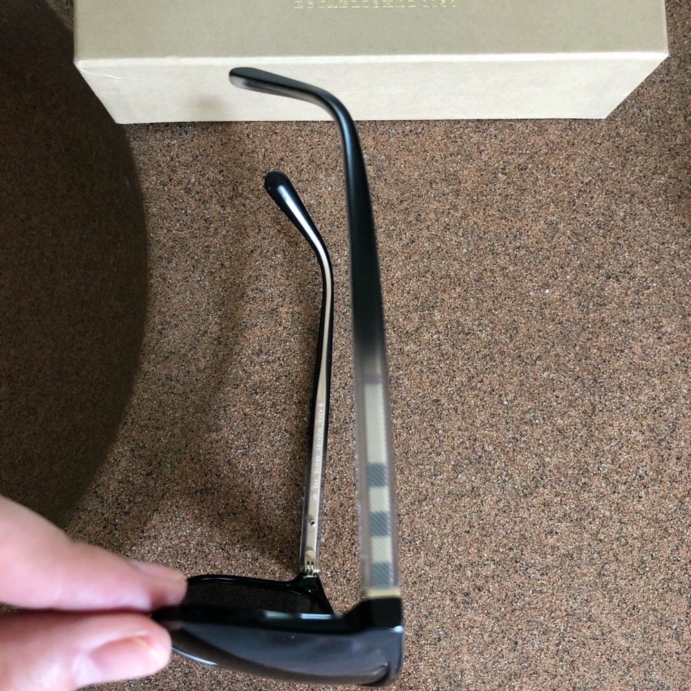 Burberry sunglasses - Picture 5 of 6